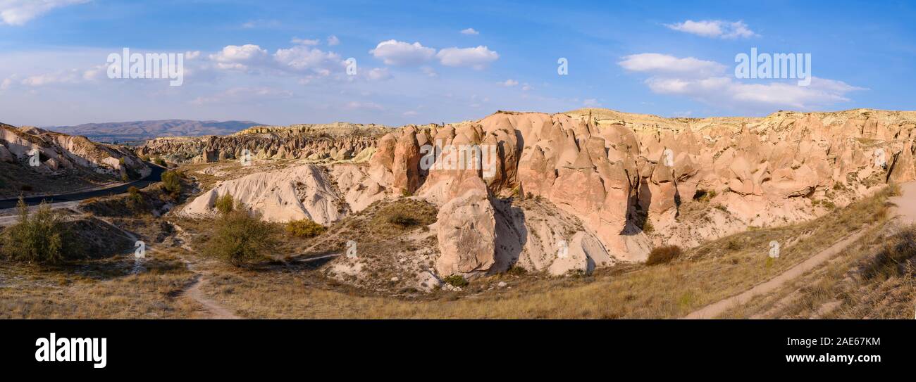 Panorama della Valle di Devrent / Valle immaginaria, una valle piena di uniche formazioni rocciose in Cappadocia, Turchia Foto Stock