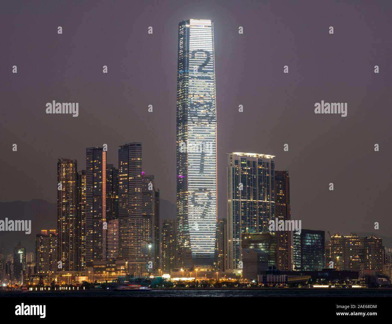 Hong Kong edificio più alto l'International Commerce Centre ICC, si illumina per il Natale 2019, Hong Kong, Cina. Foto Stock