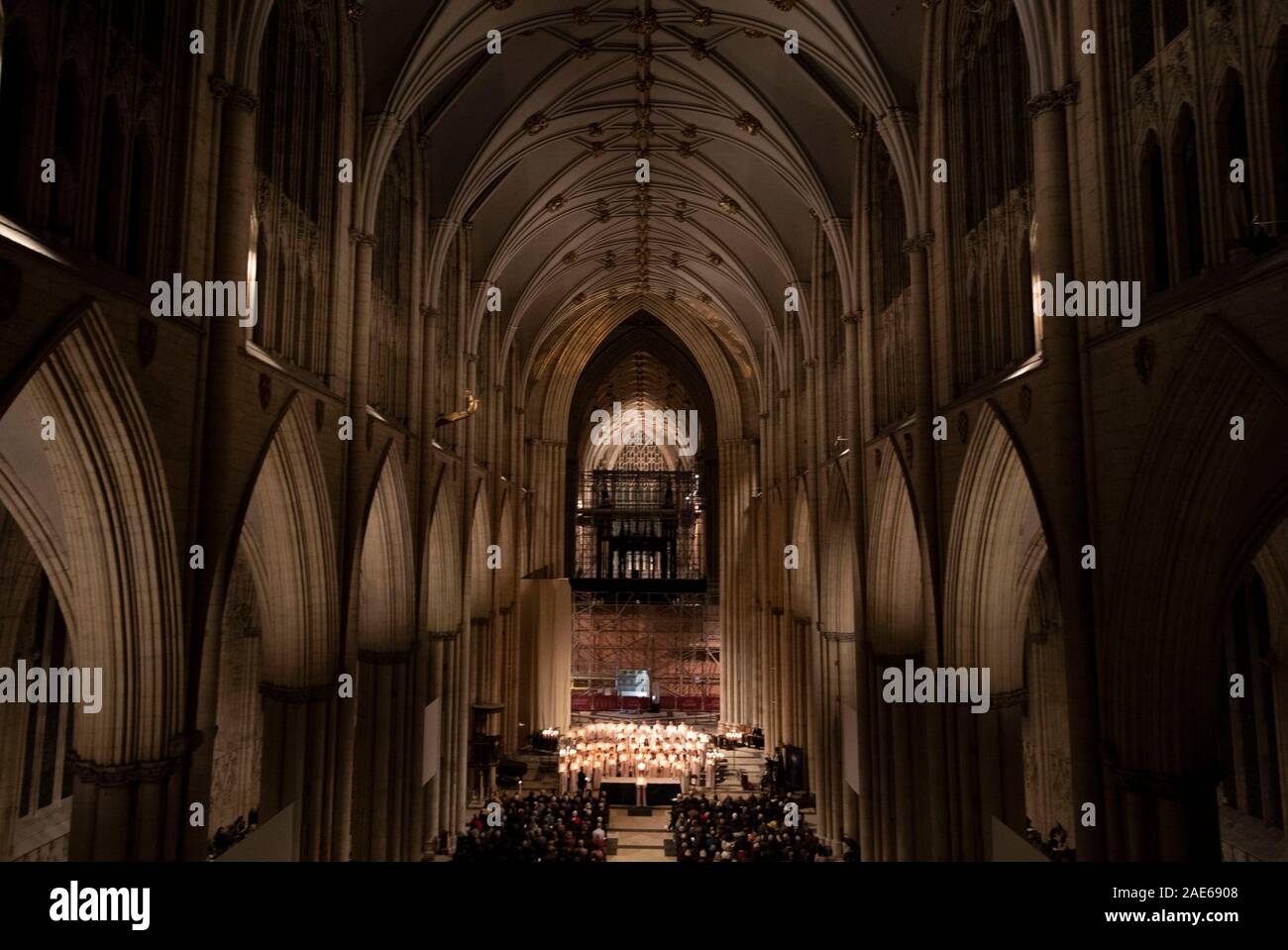 Il London Nordic coro durante la Sankta Lucia service a York Minster. Picture Data: Venerdì 6 dicembre 2019. La pressione atmosferica servizio svedese è una festa di Santa Lucia, una ragazza siciliana martirizzato per la sua fede cristiana nel IV secolo. La corona simboleggia un alogeno, un anta rosso il suo martirio, e il servizio celebra la Messa della luce durante le tenebre dell'inverno. Vedere PA storia religione servizio. Foto di credito dovrebbe leggere: Danny Lawson/PA FILO Foto Stock