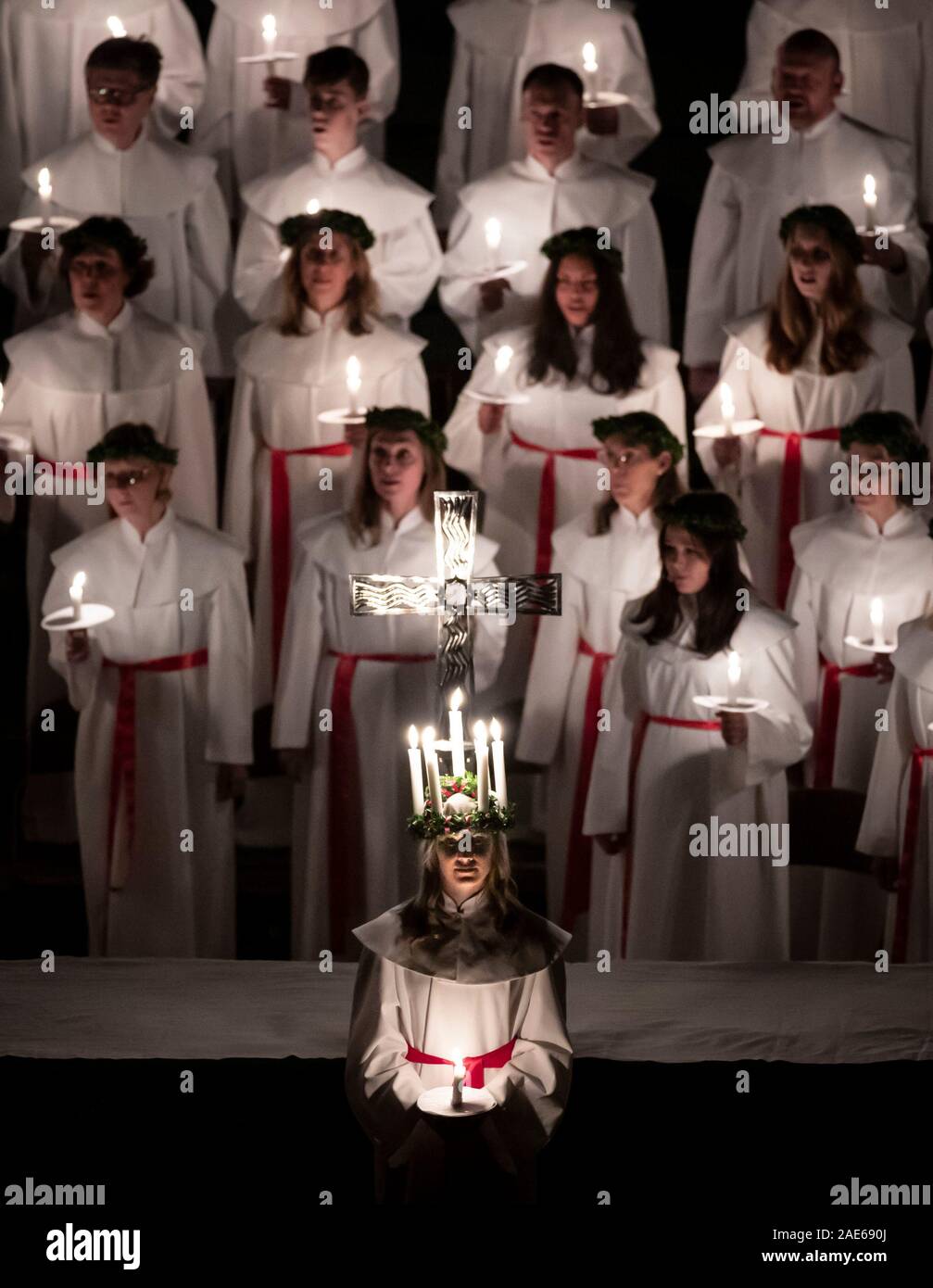 Matilda Bergstrom indossando una corona di candele simboleggia la Santa Lucia conduce una processione a lume di candela del London Nordic coro durante la Sankta Lucia service a York Minster. Picture Data: Venerdì 6 dicembre 2019. La pressione atmosferica servizio svedese è una festa di Santa Lucia, una ragazza siciliana martirizzato per la sua fede cristiana nel IV secolo. La corona simboleggia un alogeno, un anta rosso il suo martirio, e il servizio celebra la Messa della luce durante le tenebre dell'inverno. Vedere PA storia religione servizio. Foto di credito dovrebbe leggere: Danny Lawson/PA FILO Foto Stock