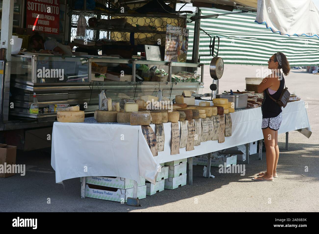 Vendita di formaggi a Calasetta, Sant'Antioco, Sardegna, Italia Foto Stock