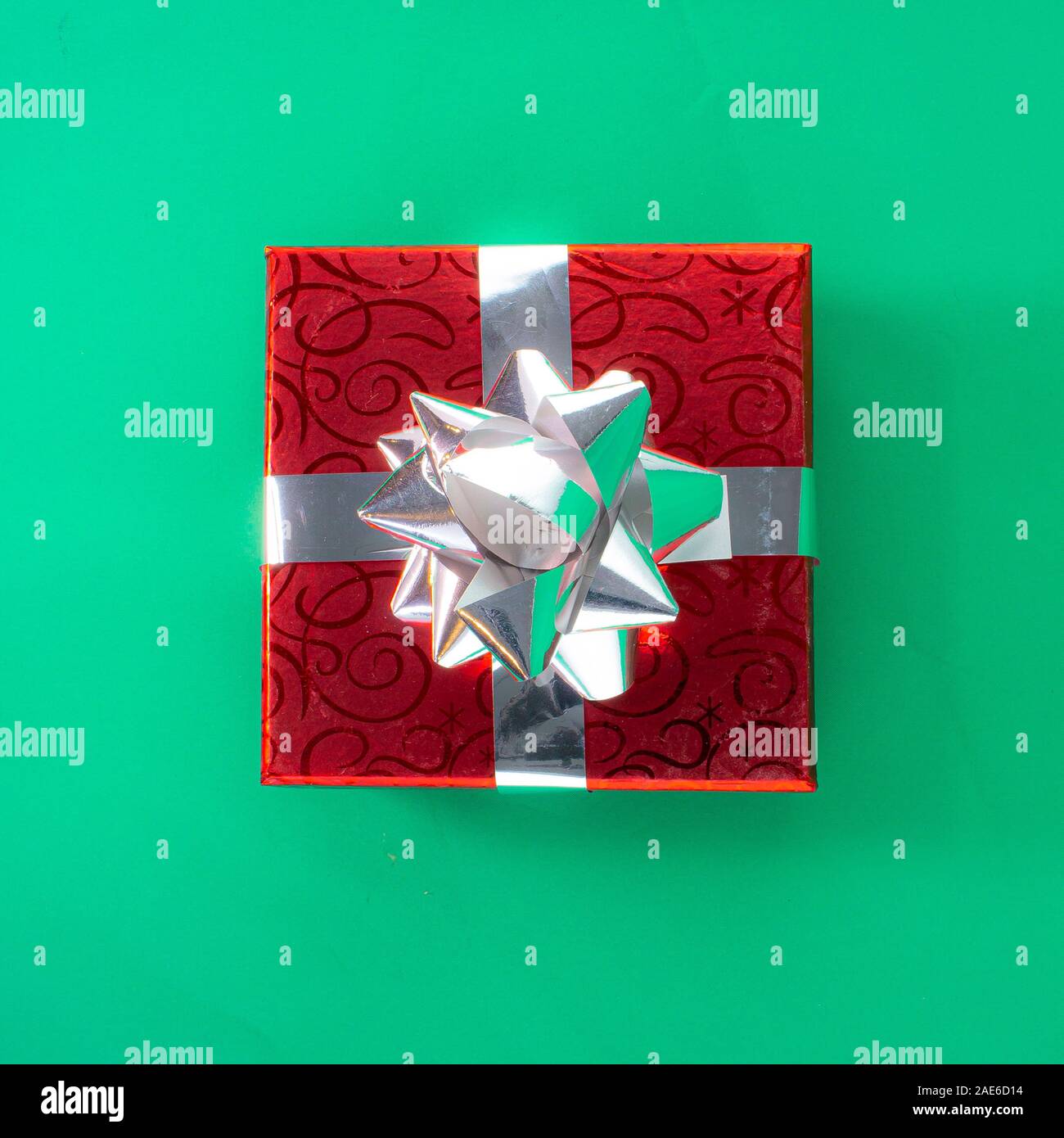 Confezione regalo con nastro e la prua su verde Foto Stock