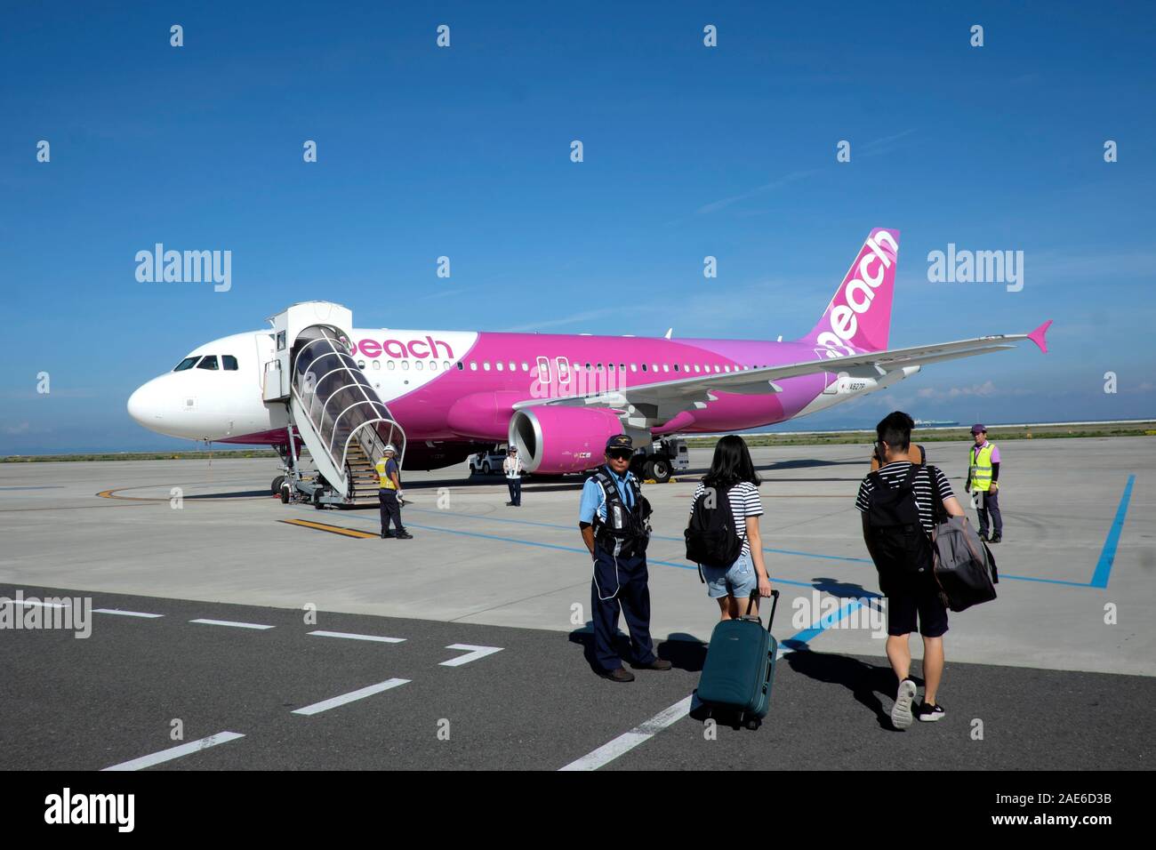 Testa di passeggeri per un 'Peach' aeromobile in Aeroporto Kansai, Giappone Foto Stock