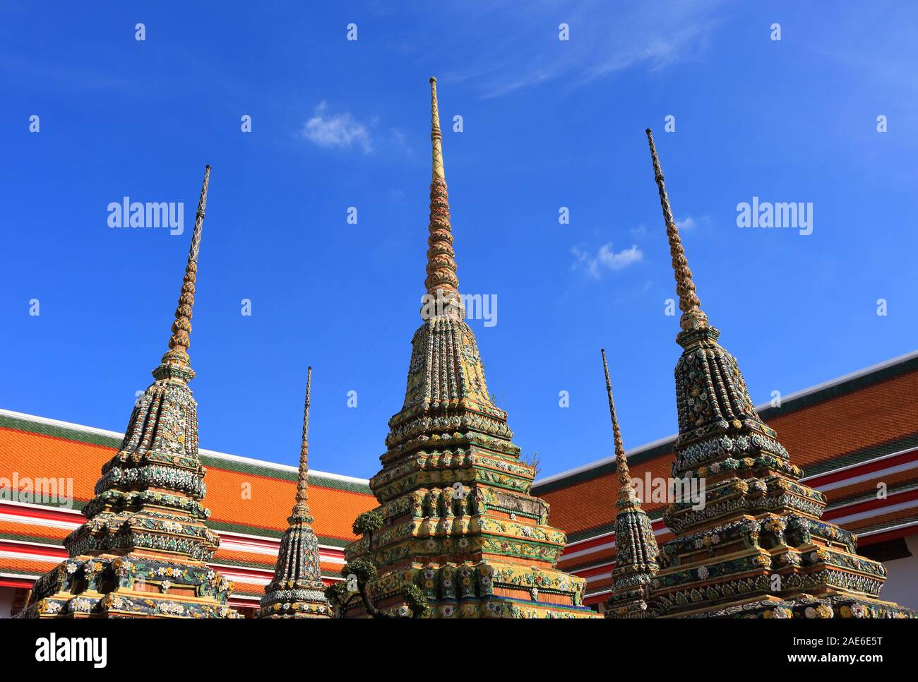 Closeup elegante stupa di Wat Pho o chedi in lingua Thai, con cielo blu in background, Wat Pho è uno dei più famosi templi di Bangkok. Foto Stock