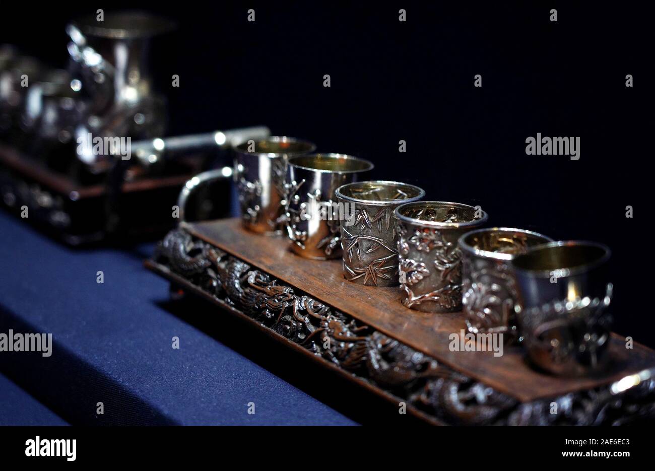 Xi'an, la Cina della provincia di Shaanxi. 6 dicembre, 2019. Teawares argento prodotto in Cina ed esportato oltreoceano a partire dalla fine della dinastia Qing (1644-1911) al 1949 sono visualizzati in occasione di una mostra tenutasi a Xi'an Museum di Xi'an, città capitale della Cina nord-occidentale della provincia di Shaanxi, 6 dicembre 2019. Credito: Liu Xiao/Xinhua/Alamy Live News Foto Stock