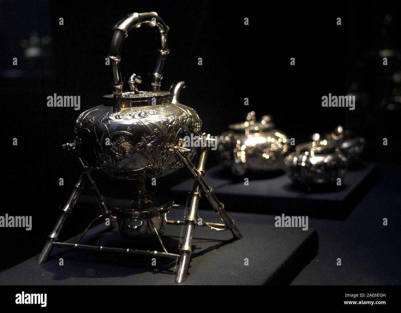 Xi'an, la Cina della provincia di Shaanxi. 6 dicembre, 2019. Teawares argento prodotto in Cina ed esportato oltreoceano a partire dalla fine della dinastia Qing (1644-1911) al 1949 sono visualizzati in occasione di una mostra tenutasi a Xi'an Museum di Xi'an, città capitale della Cina nord-occidentale della provincia di Shaanxi, 6 dicembre 2019. Credito: Liu Xiao/Xinhua/Alamy Live News Foto Stock