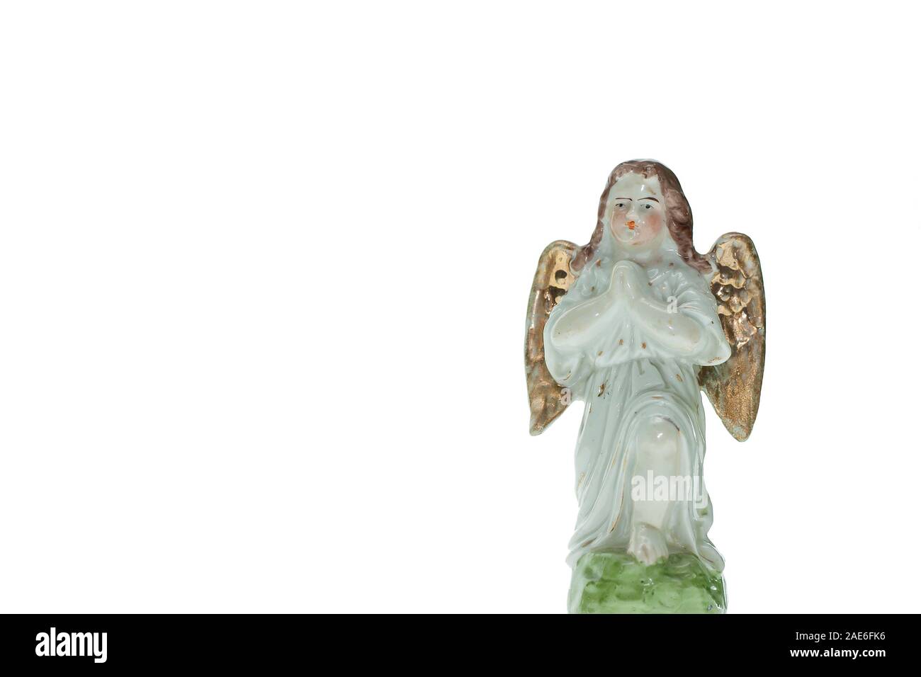Angelo di porcellana in una preghiera pongono isolato su uno sfondo bianco Foto Stock