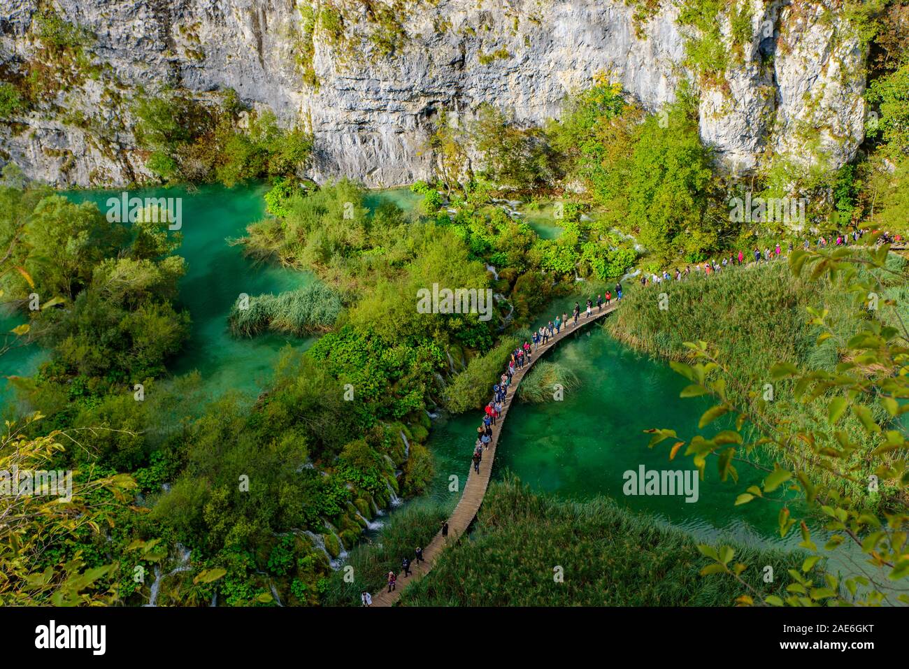 La gente che camminava sul percorso di trekking al Parco Nazionale dei Laghi di Plitvice (Plitvička jezera), un parco nazionale in Croazia Foto Stock