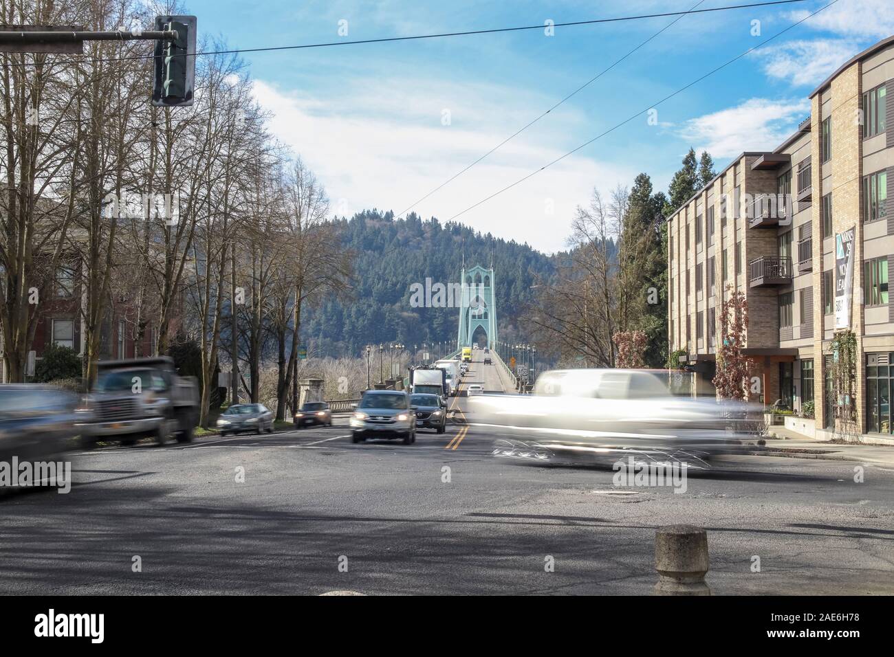 Portland, O. Febbraio 2019: lunga esposizione di auto, camion e persone che vanno oltre il famoso St. Johns bridge nel pomeriggio. Foto Stock