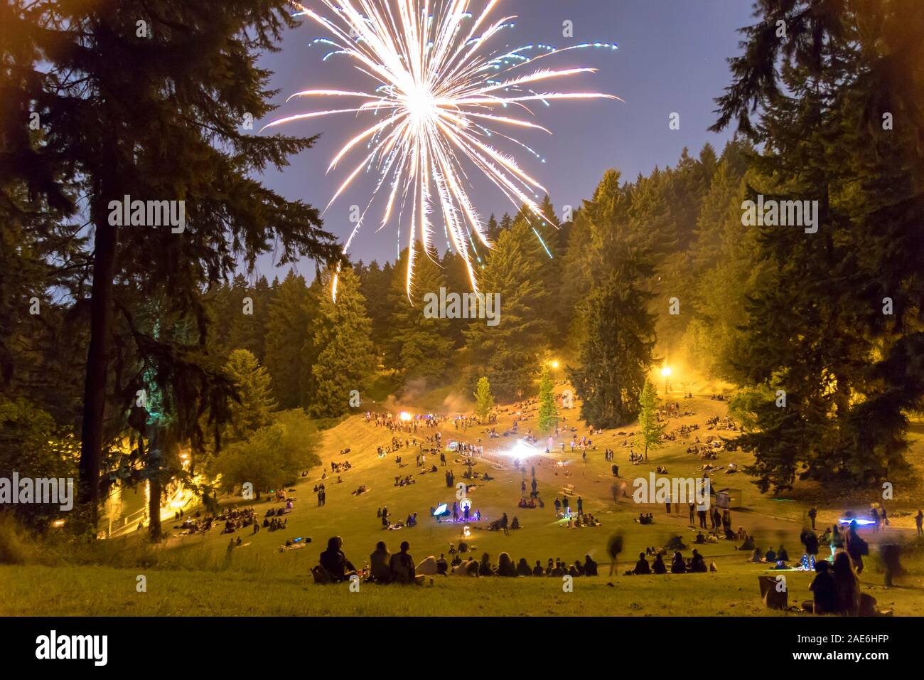 Persone piace guardare i fuochi d'artificio su a Portland, Oregon, Stati Uniti d'America. Foto Stock