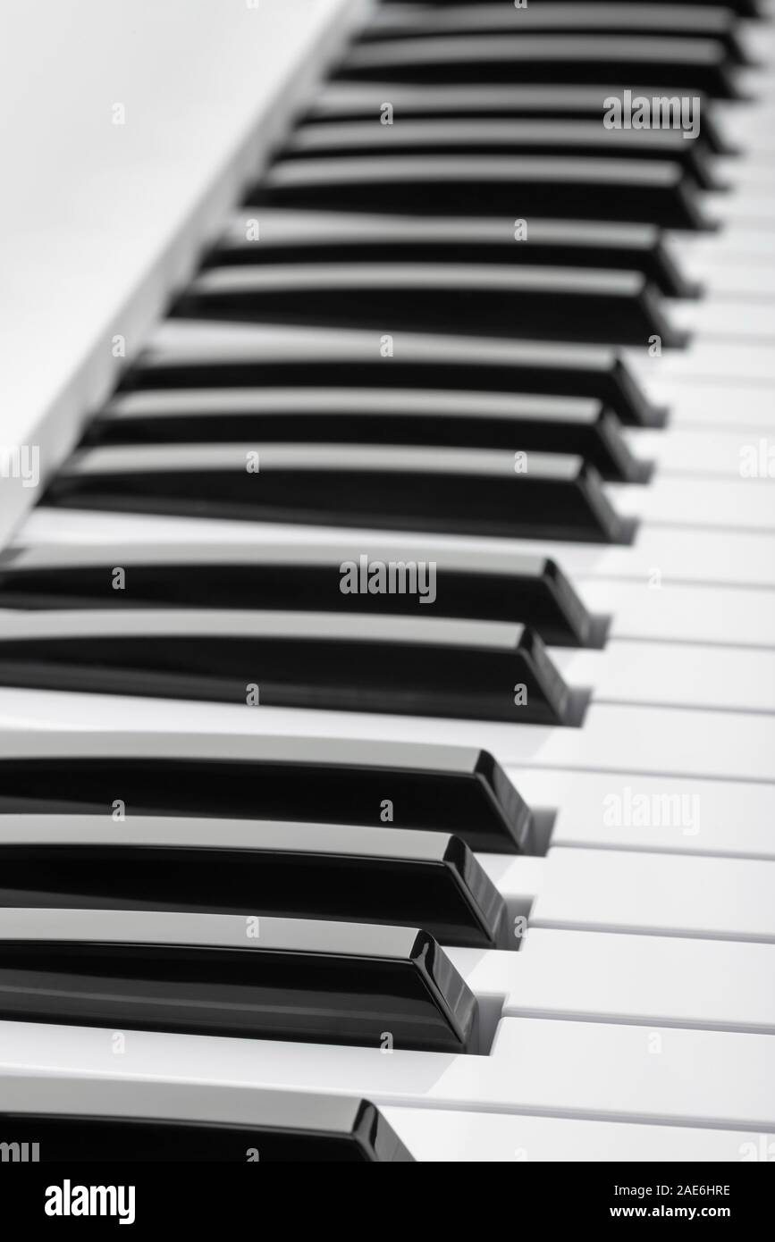 Close up dettaglio sul bianco e nero dei tasti di una tastiera musicale, con copia spazio per il testo Foto Stock