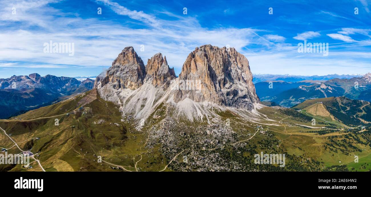 Panorama dell'antenna del Gruppo del Sasso Lungo, Grohmannspitze montagna, Fuenffingerspitze mountain e Sassolungo montagna in Italia Foto Stock