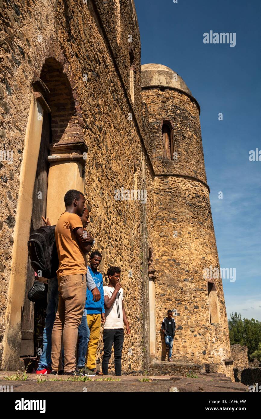 Etiopia, Amhara Region, Gondar, Fasil Ghebbi, visitatori al di fuori di Fasilidas' Castello Foto Stock