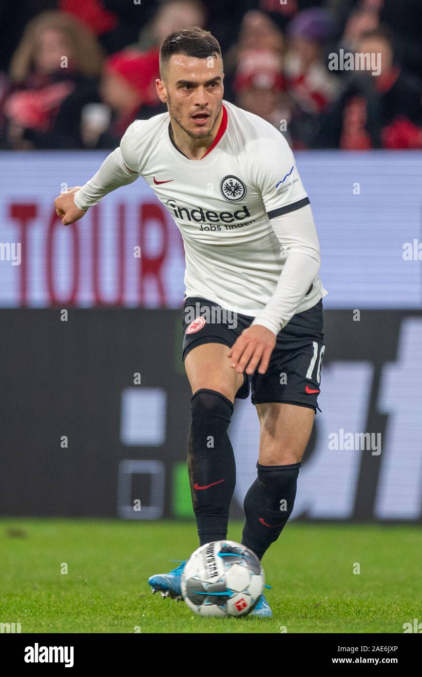 Mainz, Deutschland. 02Dec, 2019. Filip KOSTIC (F) con sfera di azione singola con sfera, azione a figura intera, ritratto, calcio 1. Bundesliga, 13. Giornata, 1. FSV FSV Mainz 05 (MZ) - Eintracht Francoforte (F) 2: 1, 02.12 .2019 in Mainz/Germania. € | Utilizzo di credito in tutto il mondo: dpa/Alamy Live News Foto Stock