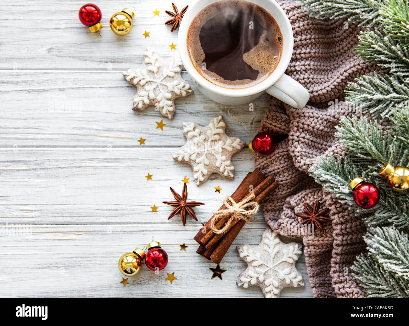 Il tempo di Natale composizione con biscotti e caffè . Sfondo con copia spazio per il testo Foto Stock