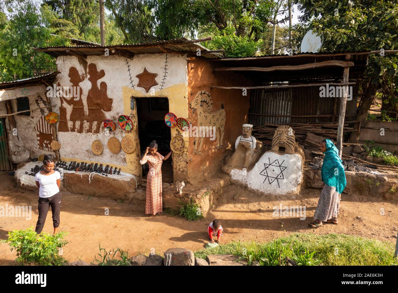Etiopia, Amhara Region, Gondar, Wolleka Falasha villaggio ebraico, decorata negozio artigiano con la stella di Davide Foto Stock