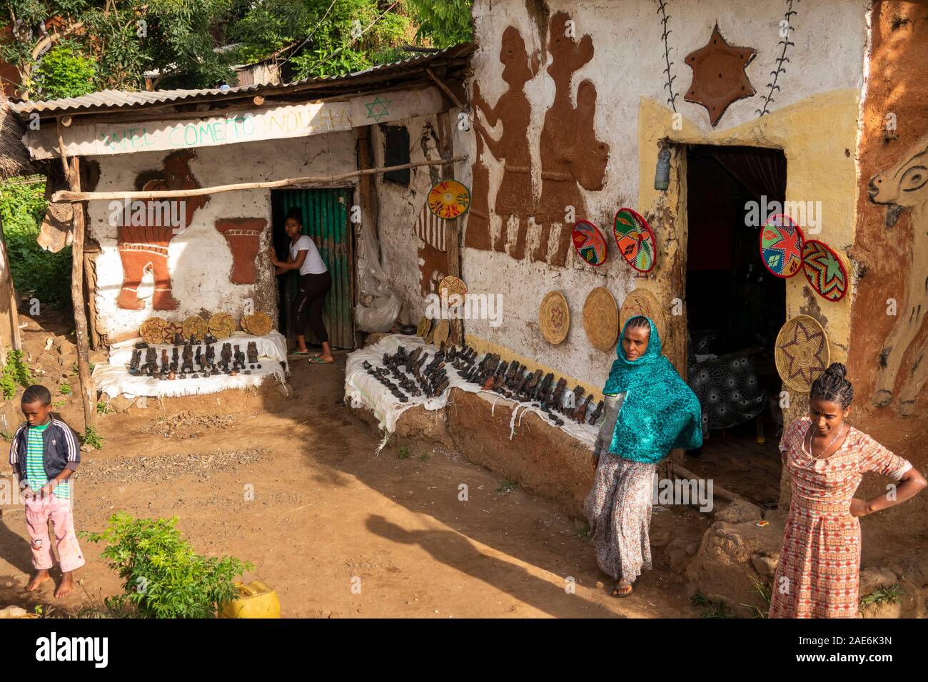 Etiopia, Amhara Region, Gondar, Wolleka Falasha villaggio ebraico, decorate casa negozio di souvenir Foto Stock