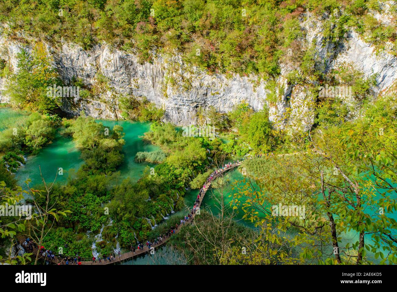 La gente che camminava sul percorso di trekking al Parco Nazionale dei Laghi di Plitvice (Plitvička jezera), un parco nazionale in Croazia Foto Stock