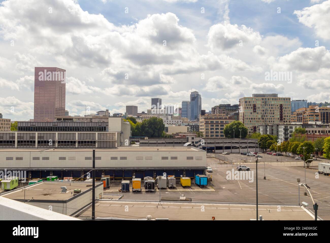 Città di Portland Oregon cityscape skyine su una bella giornata soleggiata. Ampio angolo di visione del centro cittadino di edifici visto da Pearl District a Portland, il minerale Foto Stock