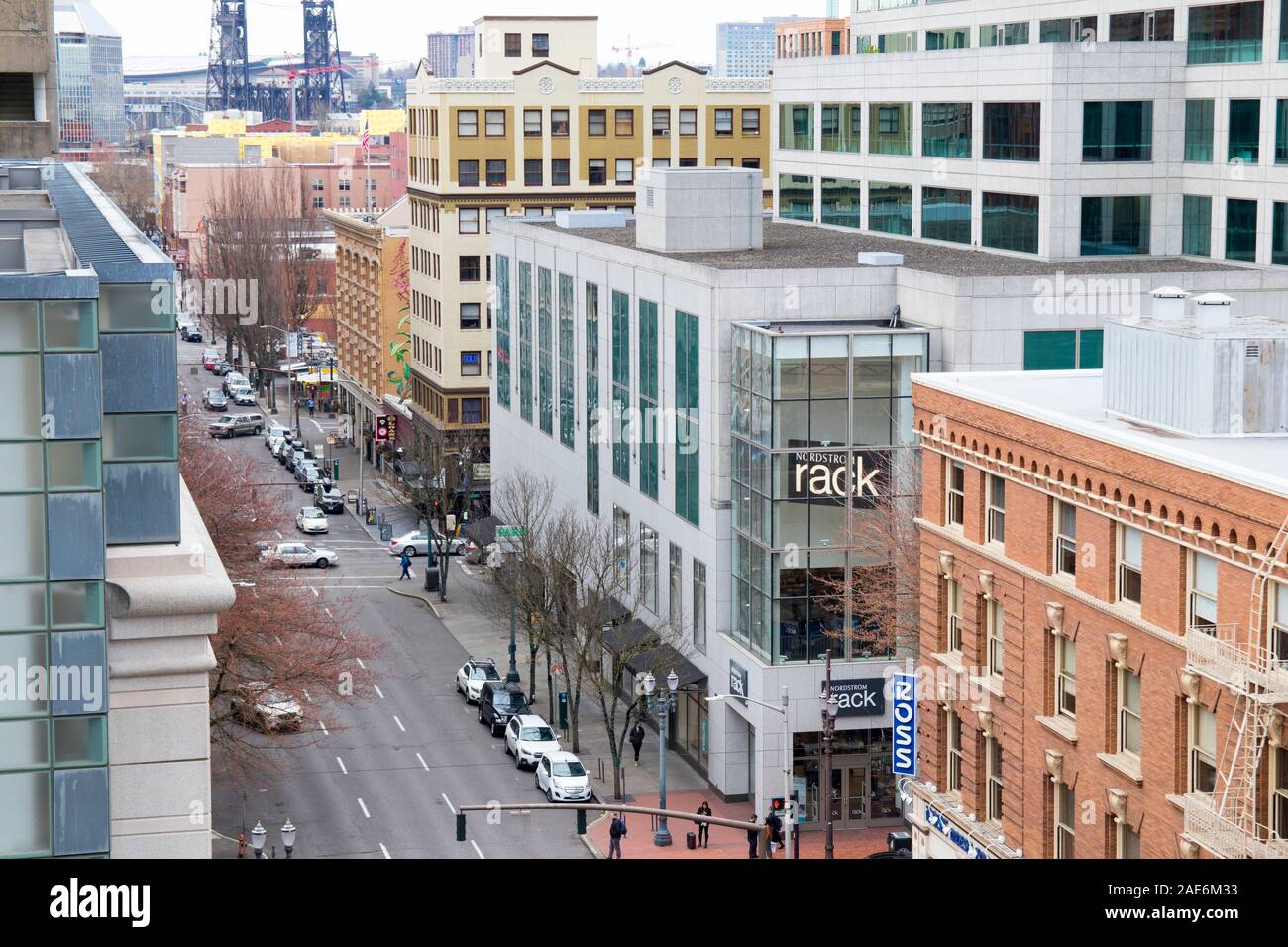 Portland, Oregon. Circa 2019. La vita di strada nel centro di Portland Oregon vicino a Rack Nordstorm retail store. Foto Stock