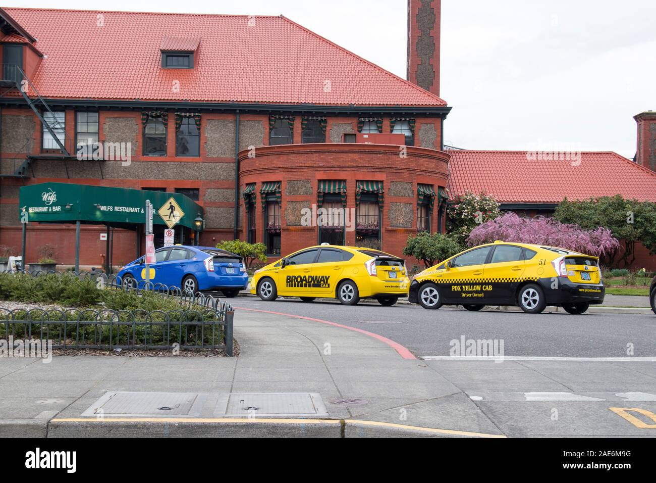 Portland, Oregon. Circa 2019. Cabina di Broadway e PDX Yellow Cab parcheggiato dietro uno un altro e in attesa di prelevare i clienti a Portland Union Station. Foto Stock