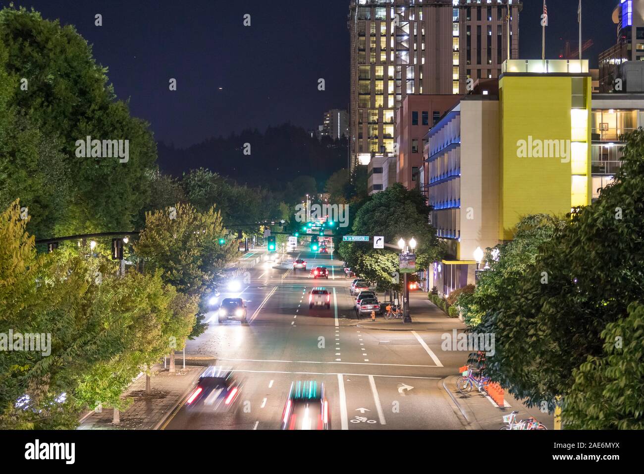 Sentieri auto sulla strada trafficata nel centro città centro di Portland, Oregon skyline. Foto Stock