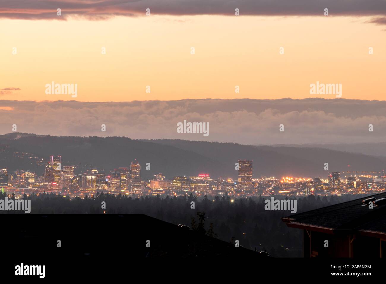 Notte provenienti da Portland Oregon e luci di costruzione di accendere in downtown visto da un angolo unico. Foto Stock