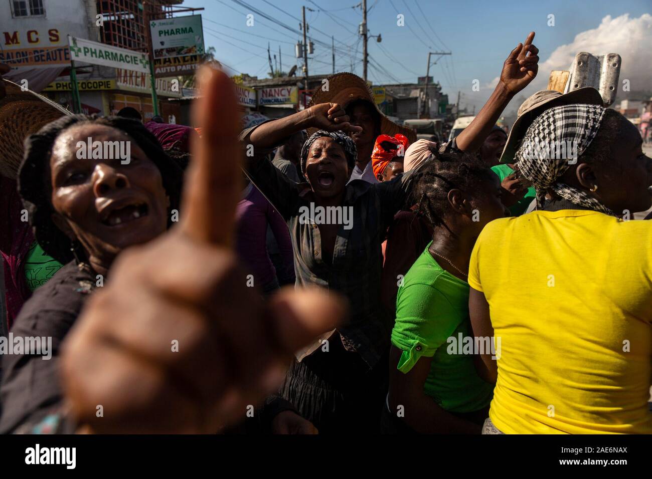 Port au Prince, Haiti. 06 Dic, 2019. Un gruppo di donne di Haiti chant slogan come essi marzo verso l Ambasciata degli Stati Uniti.Per oltre un anno le tensioni è stata elevata ad Haiti, la diffusa corruzione governativa e l abuso dei prestiti venezuelano attraverso il Petro Caribe programma ha portato molte persone a prendere per le strade che chiedono che il Presidente Jovenel Moïse passi verso il basso. In tutto il paese le proteste e la minaccia della violenza ha portato la nazione a un vicino a fermo con molte aziende e scuole sono state ormai chiuse per mesi. Con entrambi i lati di scavare in ci sembra non si intravede la fine. Credito: SOPA Immagini Li Foto Stock