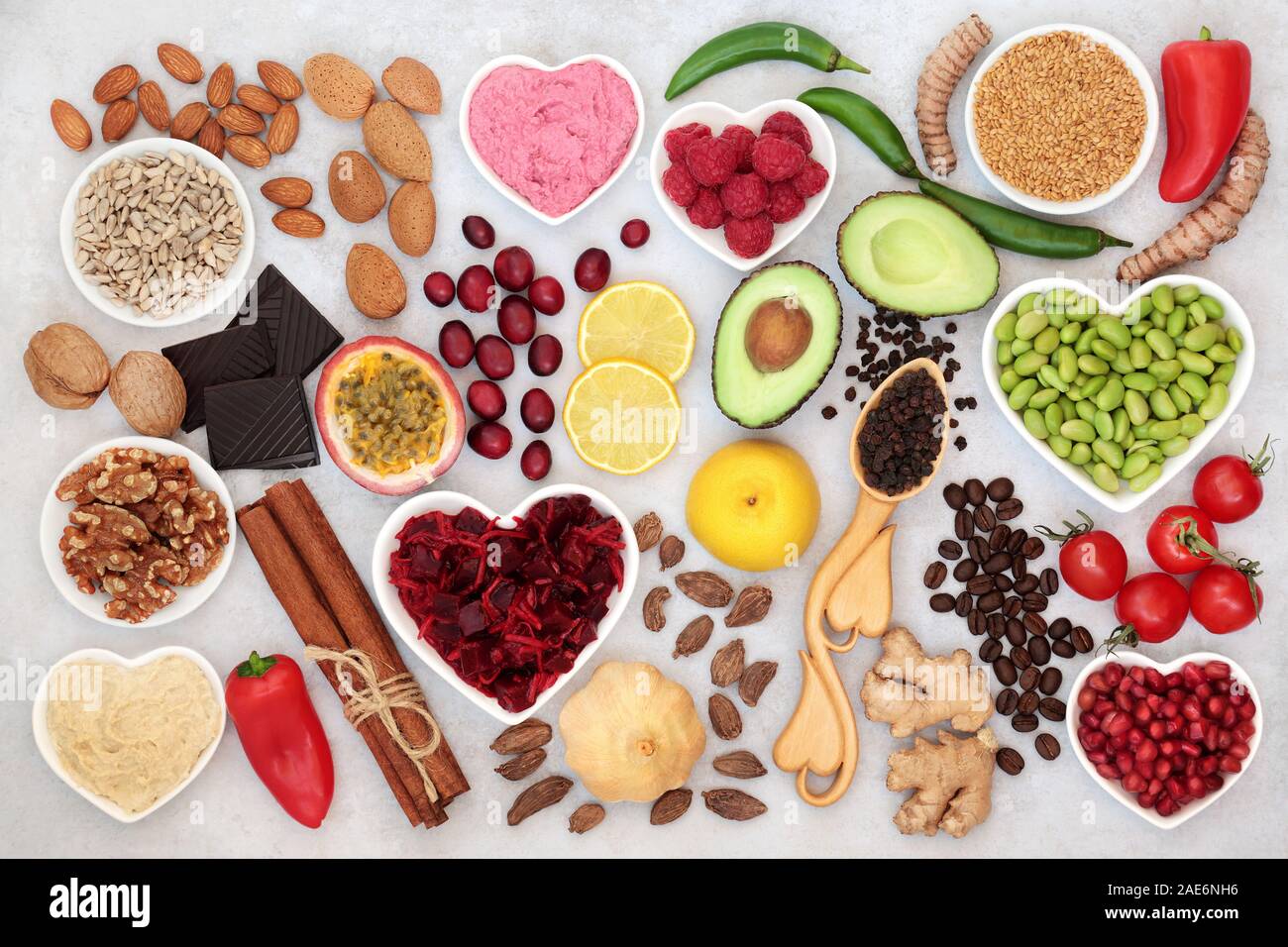 Cuore sano cibo con frutta e verdura, dadi, cali, Spezie & Erbe. La salute di alimenti ad alto contenuto di fibra, antiossidanti, vitamine, omega 3 e proteine. Foto Stock