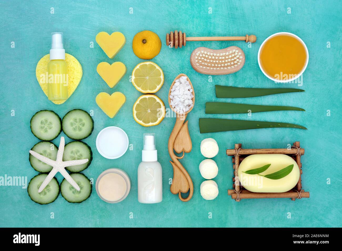 Bellezza naturale e trattamento di cura della pelle con aloe vera, cetriolo e limone con spa, detergente idratante e prodotti esfolianti. Lay piatto. Foto Stock