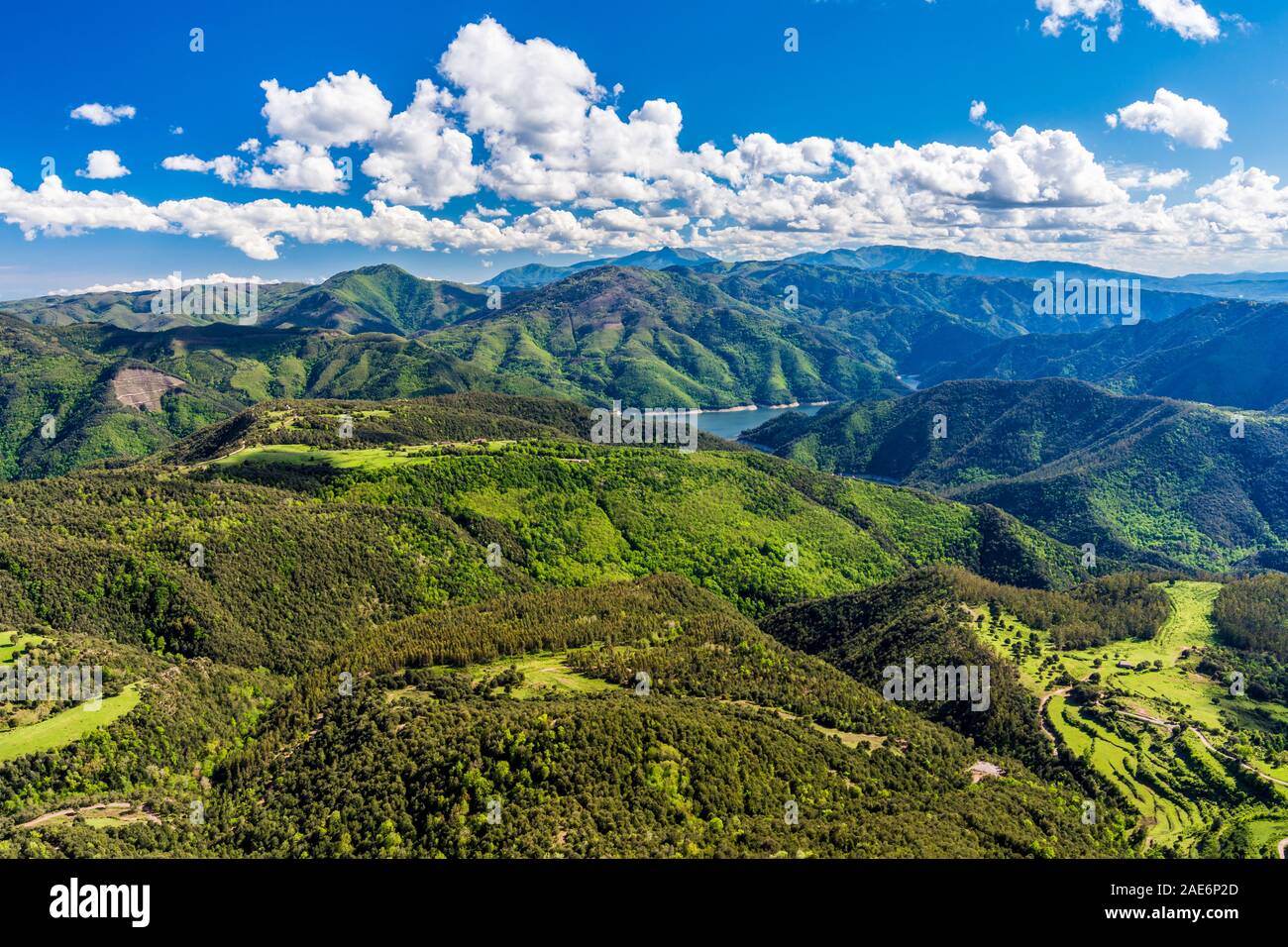 Estate vista delle montagne Guilleries (vista dal Santuario di 'El' lontano , la Catalogna, Spagna). Foto Stock