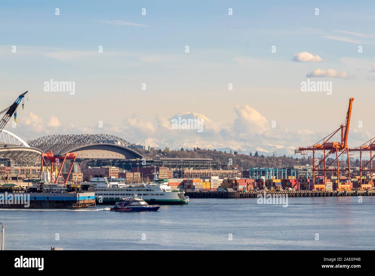 La formazione di nubi e in movimento nella parte anteriore del Mt. Rainier e parte di Harbour Island con contenitori nella Baia di Elliott a Seattle, Washington su un beautif Foto Stock