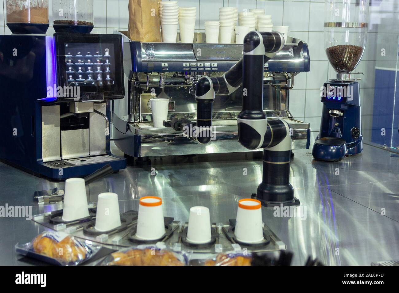 Il braccio robotico caffè nella macchina per il caffè. Le moderne tecnologie Foto Stock