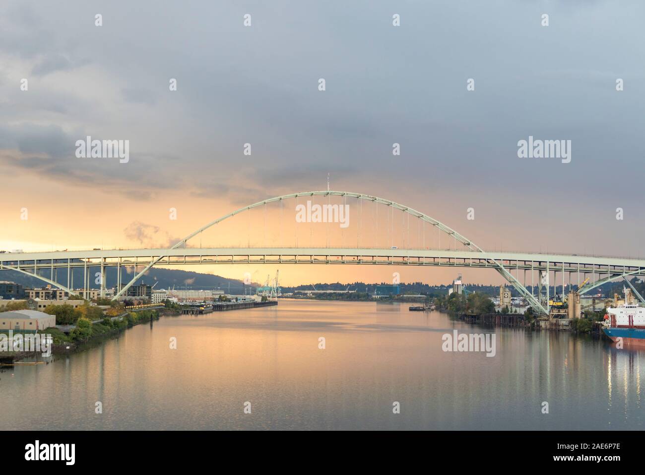 Fremont ponte in Portland Oregon durante un tramonto colorato in estate. Foto Stock