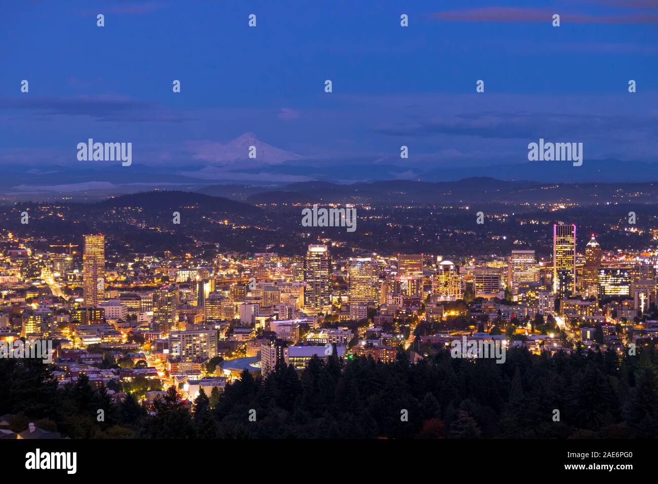 Skyline della città di Portland in Oregon. Paesaggio edifici Downtown Portland Oregon al crepuscolo durante il blu ora visto da Pittoack Mansion. Foto Stock