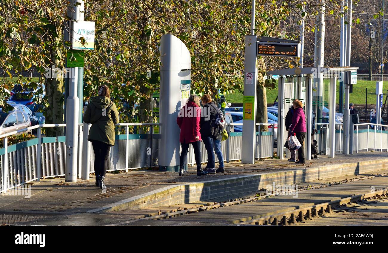 I passeggeri che utilizzano i distributori automatici di biglietti presso la Wilkinson street fermata del tram,Nottingham, Inghilterra, Regno Unito Foto Stock