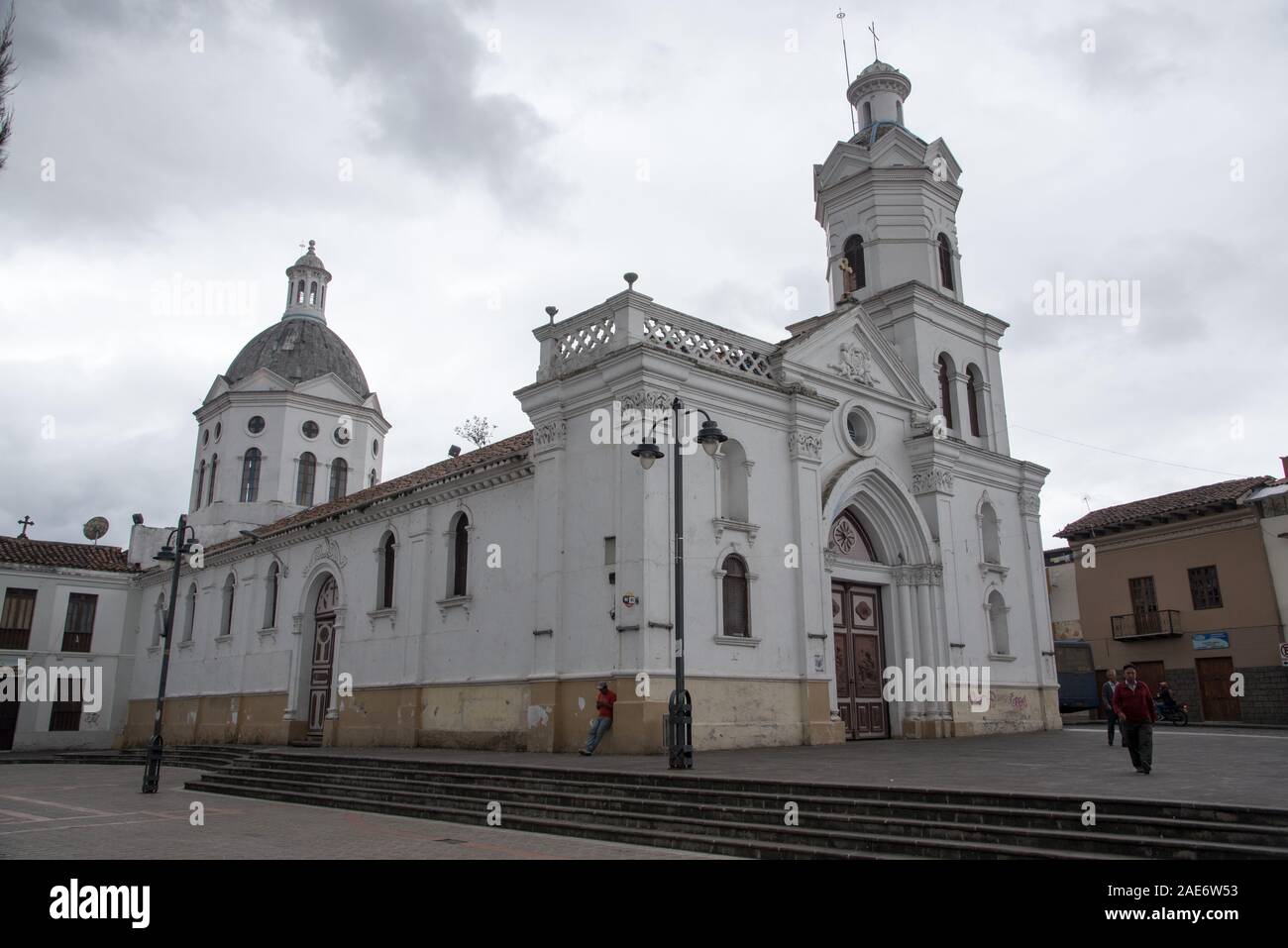 Costruito a partire dal XVI secolo il San Sebastian chiesa di Cuenca è un imponente edificio bianco- Foto Stock
