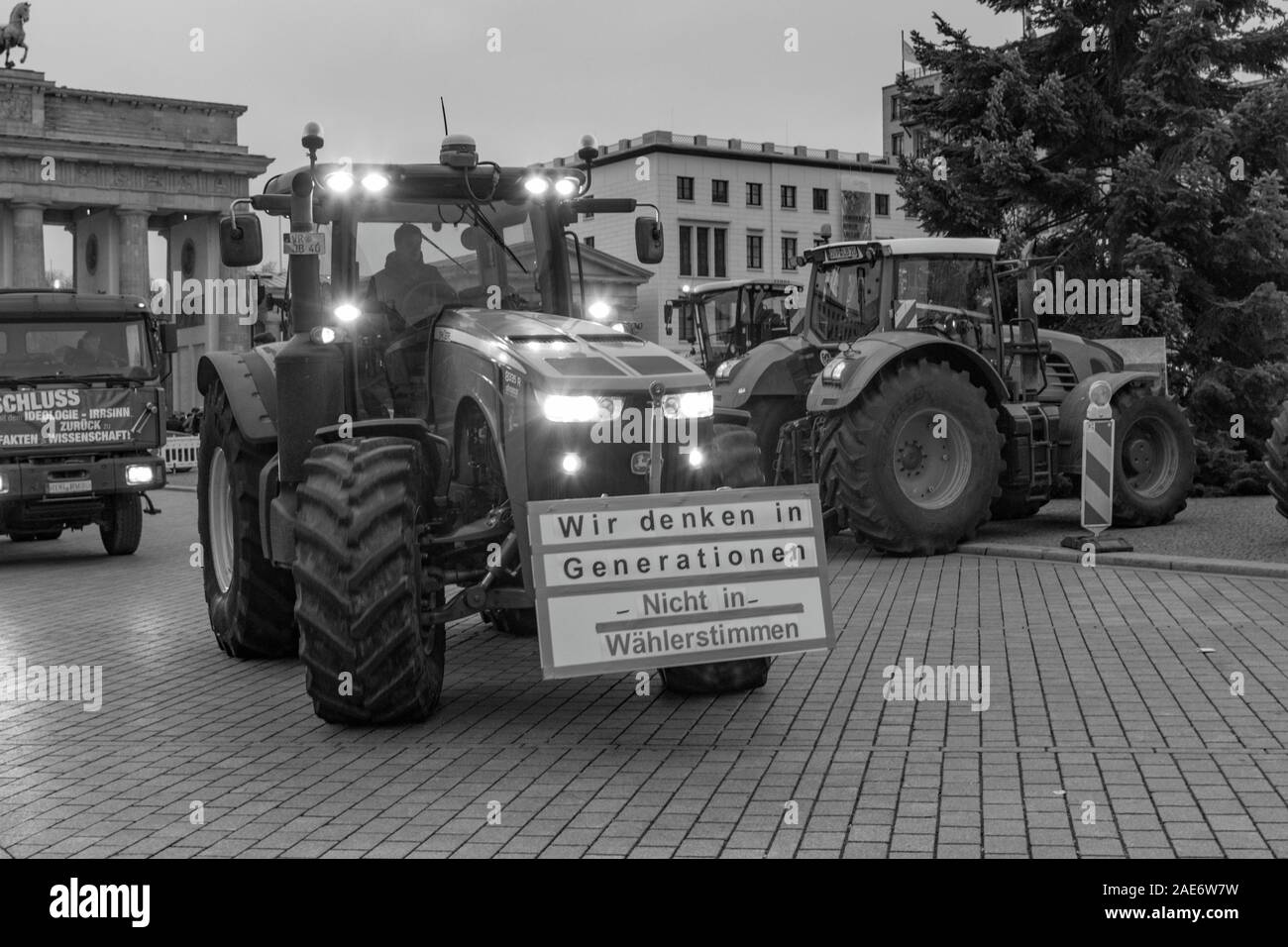 La Germania, la Porta di Brandeburgo, Berlino. 26/11/2019: una stima di 40.000 agricoltori tedeschi si sono riuniti a Brandenburg Tor nel centro di Berlino in segno di protesta contro i governi nuova Politica Agricola di ambientale Pretection combinata con il calo dei prezzi stanno danneggiando le loro aziende. Foto Stock