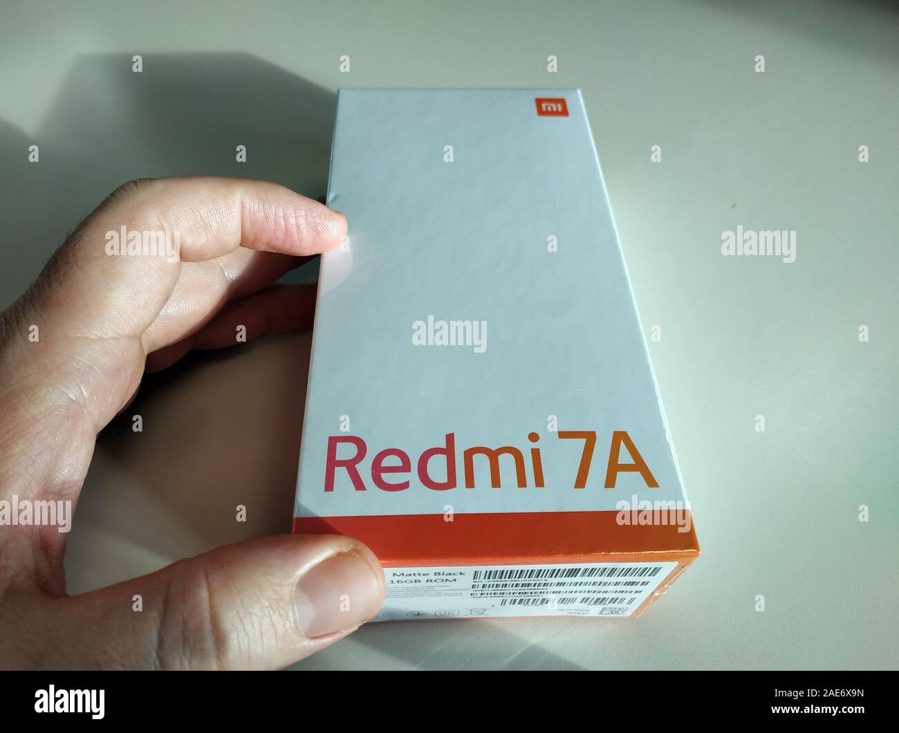 Torino Piemonte, Italia. Dicembre 2019. Il confezionamento del Xiaomi Redmi7un modello. Close-up immagine della casella della tabella. Una mano afferra la scatola. Foto Stock