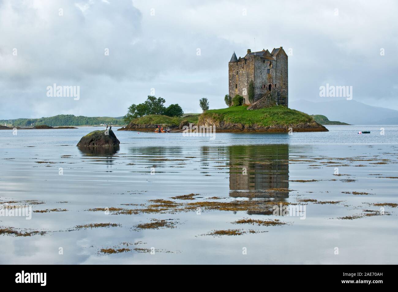 Stalker Castello su una piccola isola di marea in Loch latch. Un ingresso di Loch Linnhe. West Highlands, Scozia Foto Stock