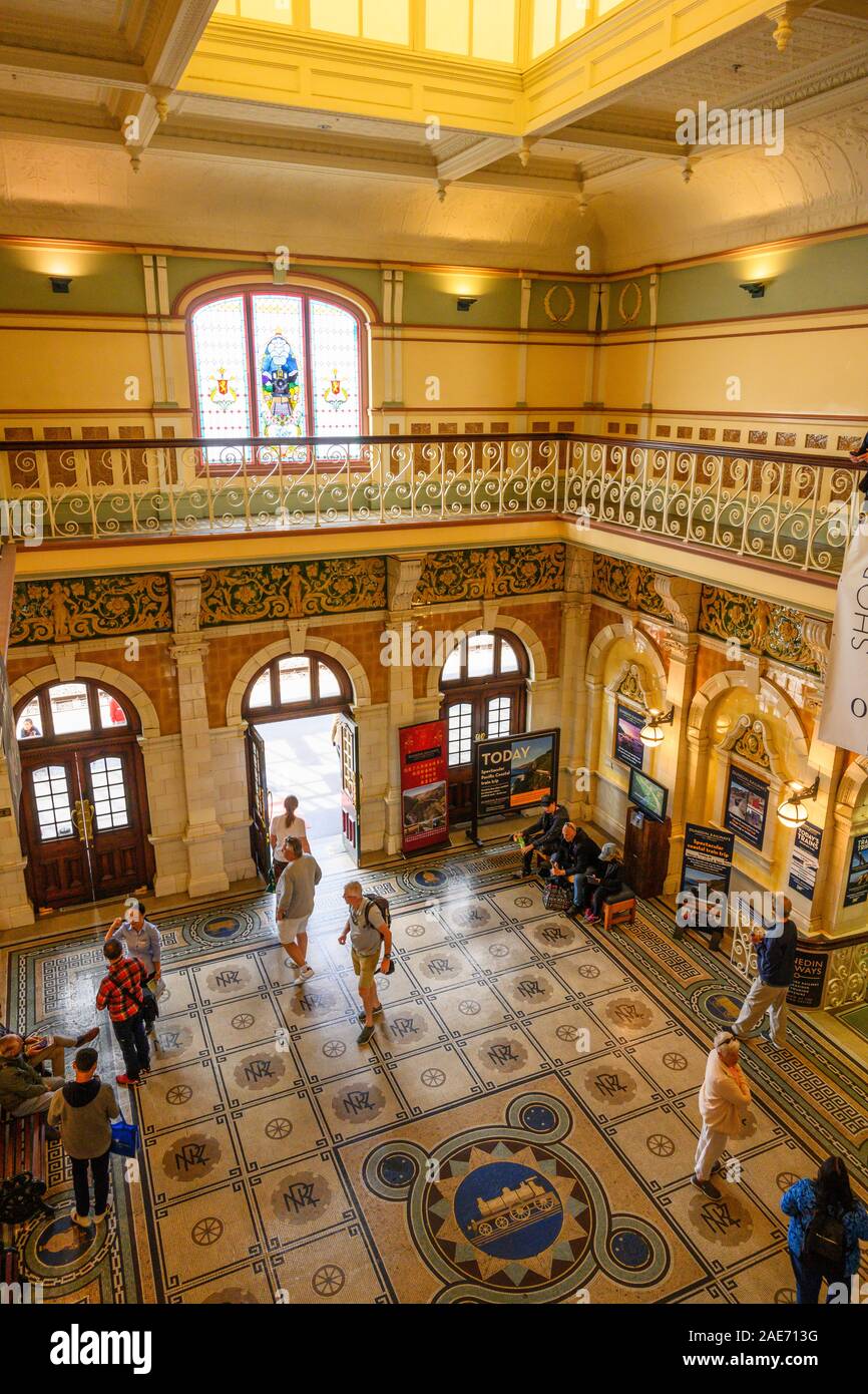 La prenotazione hall di Dunedin stazione ferroviaria, Dunedin, Nuova Zelanda. Il mozaic piano consiste di quasi 750.000 Minton piastrelle. Foto Stock