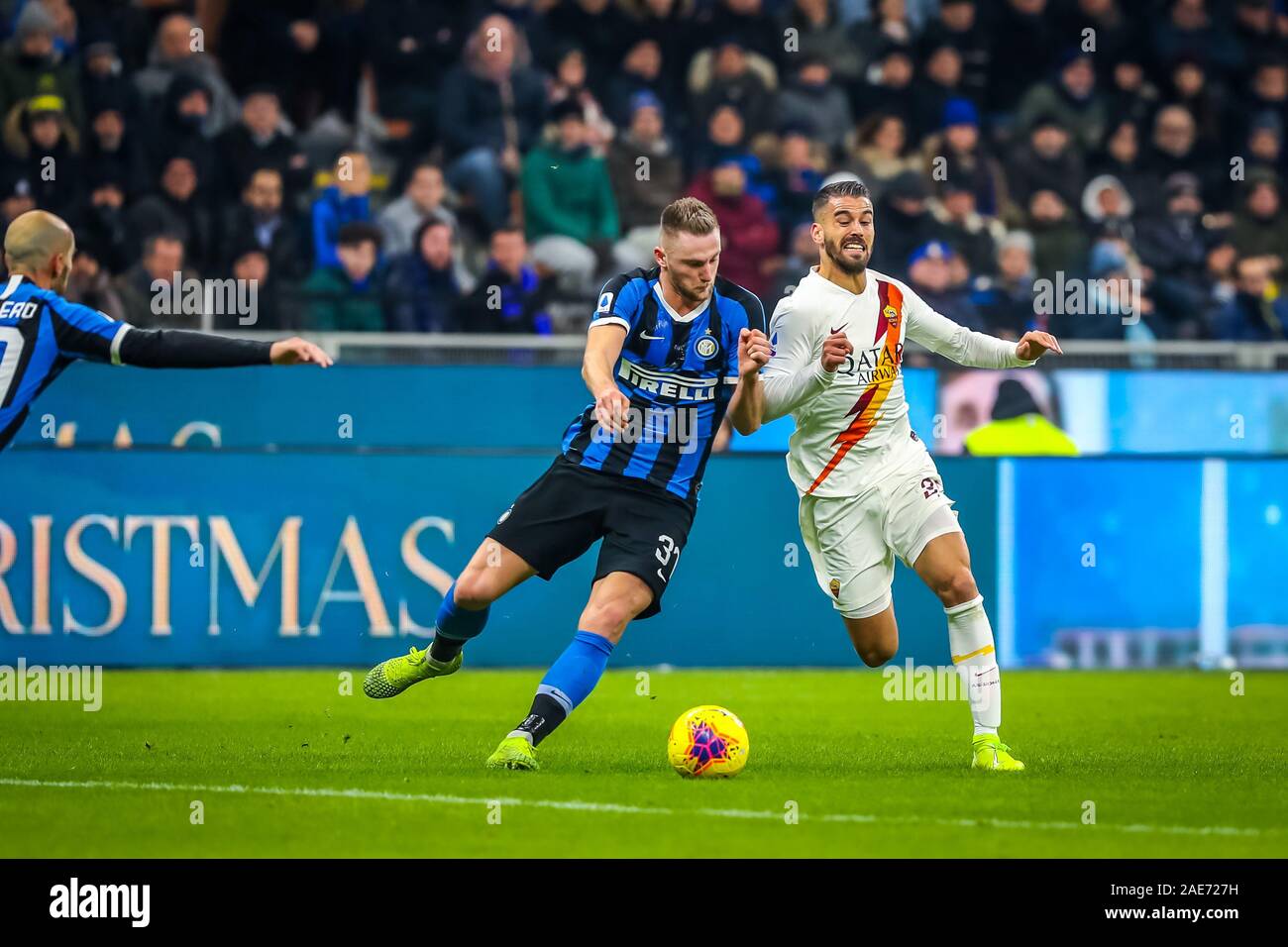 Milano, Italia. 06 Dic, 2019. Milano skriniar (fc internazionale) e leonardo spinazzola (roma) durante Inter vs Roma, italiano di calcio di Serie A del campionato Gli uomini in Milano, Italia, Dicembre 06 2019 Credit: Indipendente Agenzia fotografica/Alamy Live News Foto Stock