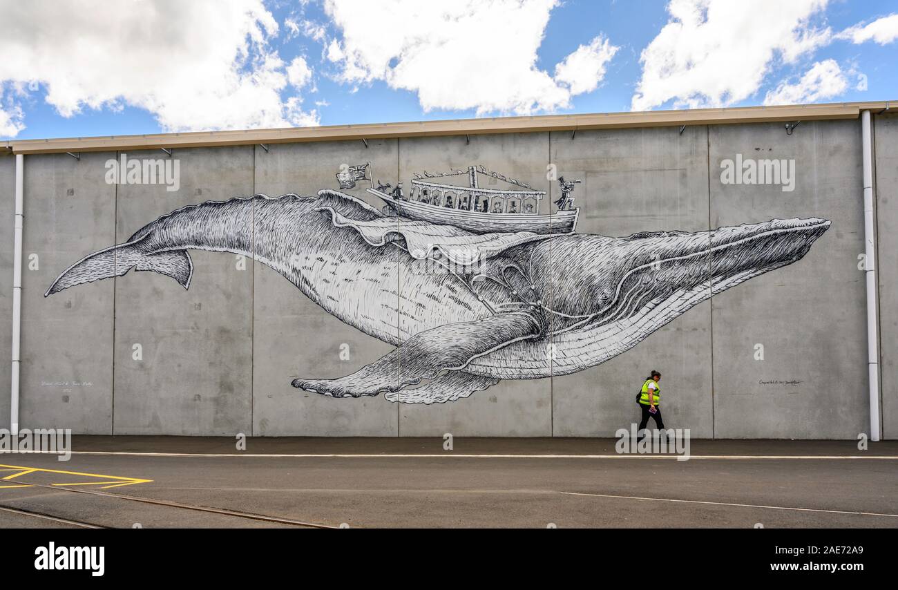 Humpback Whale con storico traghetto "Elsie Evans' sulla sua schiena. Murale disegnato da David Elliot in Port Chalmers, Nuova Zelanda. Foto Stock