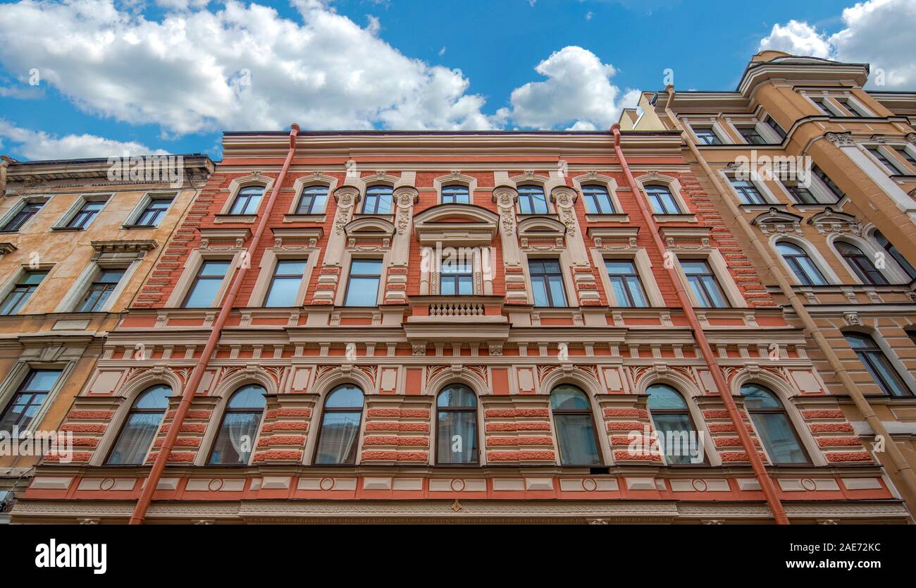 Una facciata dell'edificio in classico stile neo-barocco e statue a San Pietroburgo, in Russia. Foto Stock