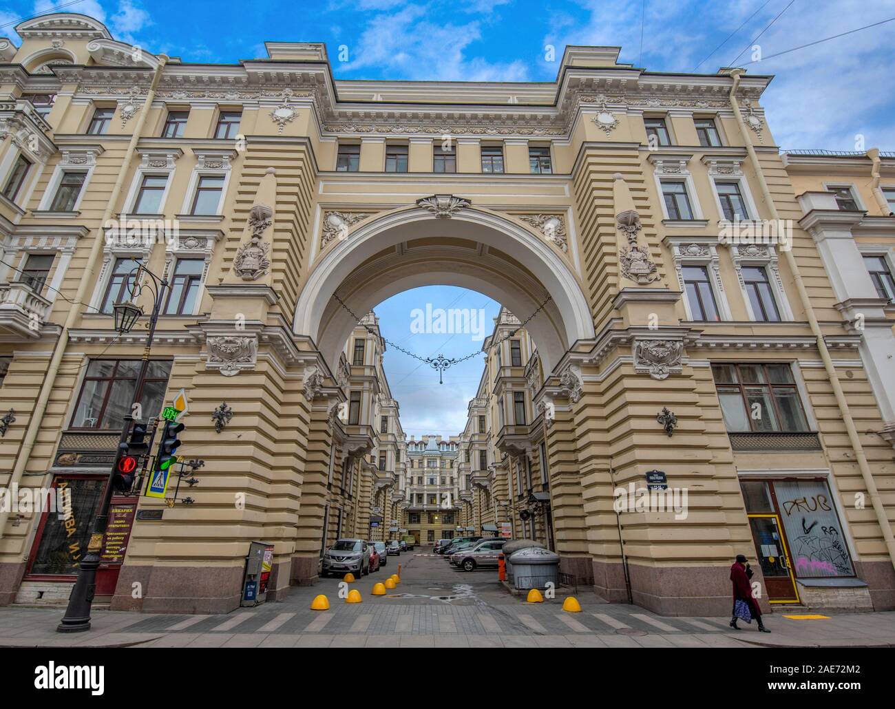 Una facciata dell'edificio in classico stile neo-barocco e statue a San Pietroburgo, in Russia. Foto Stock