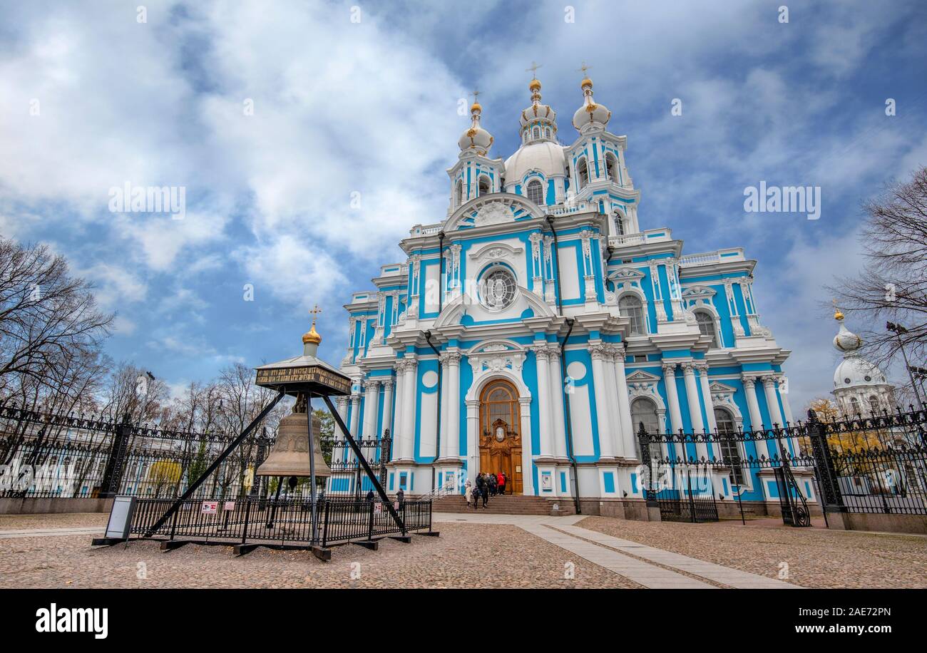 San Pietroburgo, Russia. Smolny Convento della Resurrezione. Cattedrale ortodossa in stile barocco. Smolny Sobor o chiesa Foto Stock San Pietroburgo, Russia. Smolny Convento della Resurrezione. Cattedrale ortodossa in stile barocco. Smolny Sobor o chiesa Foto Stock