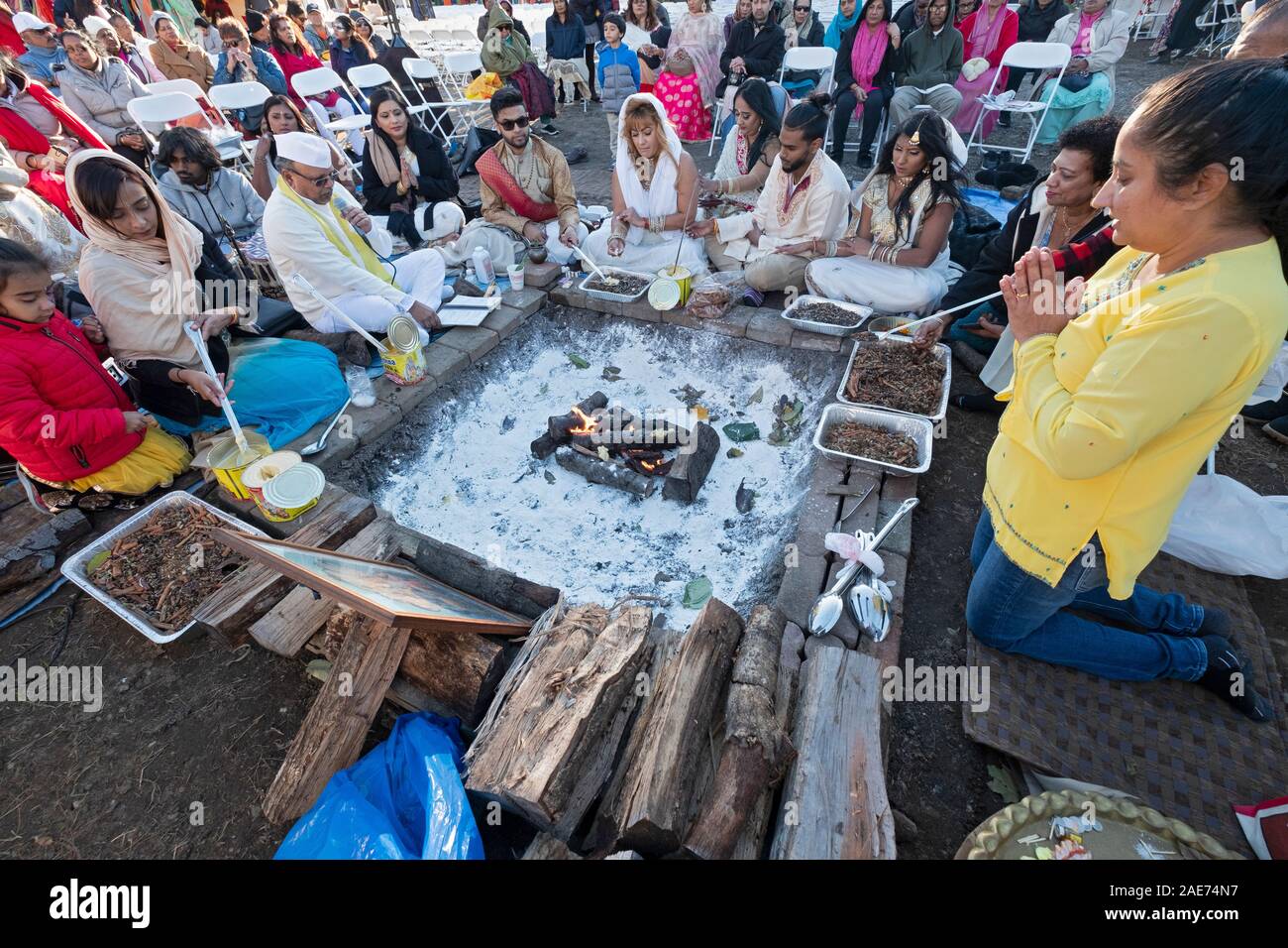 Devoti fedeli indù alimentano la dea Lakshmi presso il Diwali celebrazione in Richmond Hill, Queens, a New York City Foto Stock