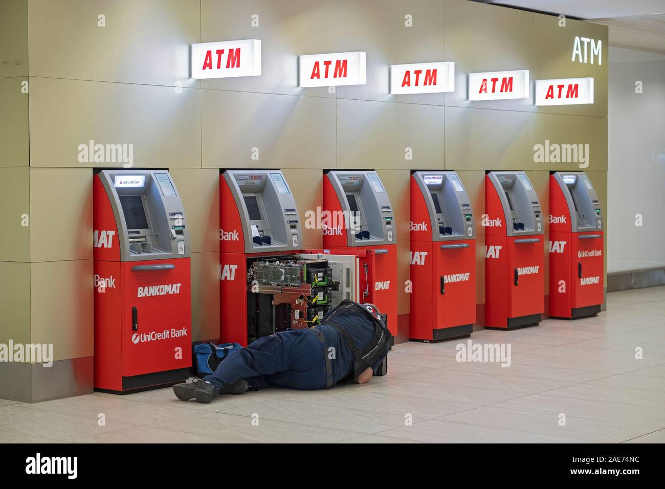 Un aggiustatore di fissaggio macchine ATM a Václav Havel Aeroporto di Praga, nella Repubblica Ceca. Foto Stock