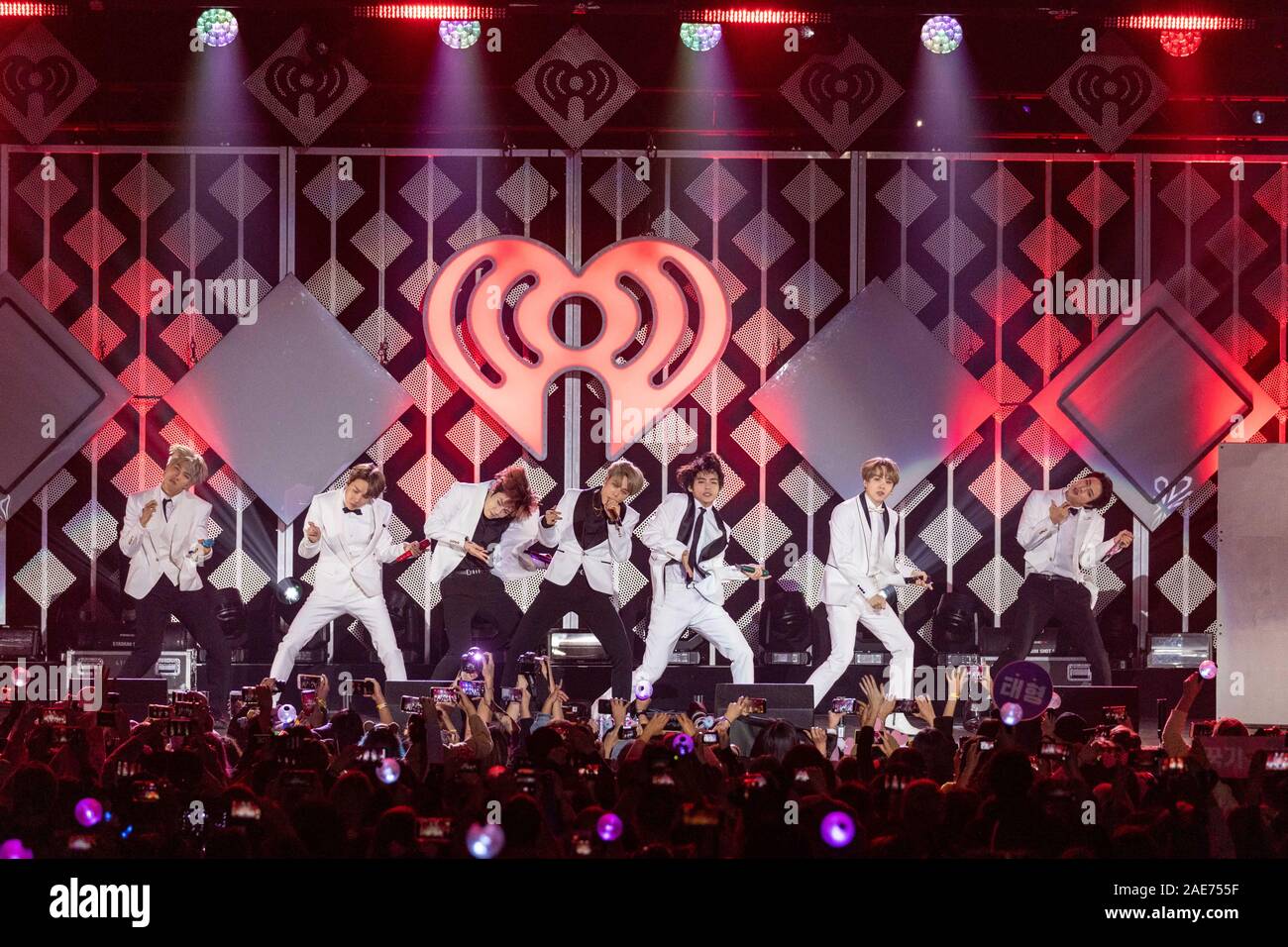 Dicembre 6, 2019, Los Angeles, California, U.S: Jin, SUGA, J-speranza, RM, JIMIN, V e JUNGKOOK del coreano K-pop band BTS durante il KIIS FM Jingle iHeartRadio palla al Forum di Los Angeles, California (credito Immagine: © Daniel DeSlover/ZUMA filo) Foto Stock
