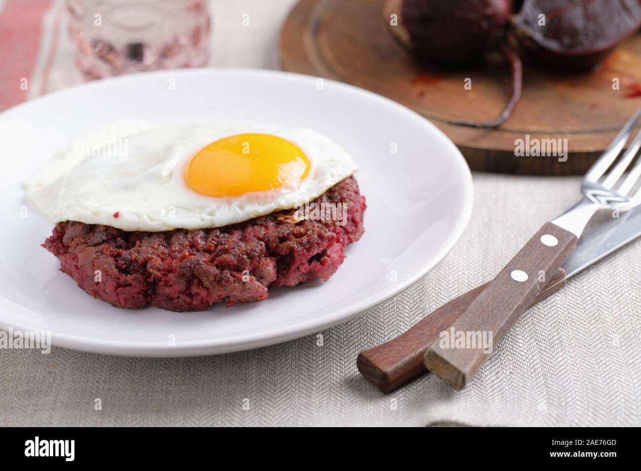 Svedese hamburger di manzo Biff a la Lindstrom con uovo fritto Foto Stock